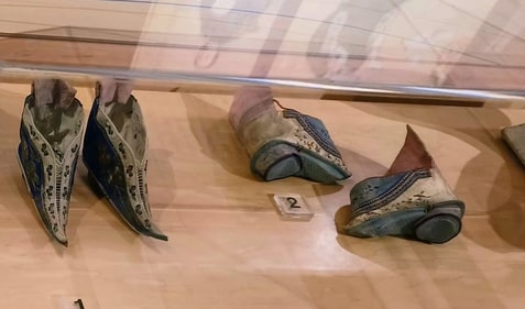 Historically amongst the Han, the ideal size for women’s feet was considered san cun, a measurement that roughly equals 7.6 cm or 3 inches. Feet that achieved this size were called jin lian or golden lotuses. The display from Zhoushan in Zhejiang province features narrow and elongated toes with delicate ‘ladder rung’ laces. (Sunita Aron) Historically amongst the Han, the ideal size for women’s feet was considered san cun, a measurement that roughly equals 7.6 cm or 3 inches. Feet that achieved this size were called jin lian or golden lotuses. The display from Zhoushan in Zhejiang province features narrow and elongated toes with delicate ‘ladder rung’ laces. (Sunita Aron)