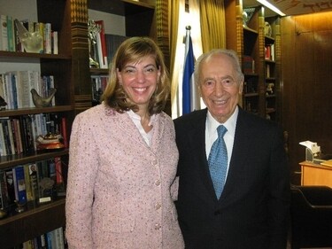 Jennifer Laszlo Mizrahi with the eighth prime minister of Israel, Shimon Peres (Image provided by Jennifer Laszlo Mizrahi) Jennifer Laszlo Mizrahi with the eighth prime minister of Israel, Shimon Peres (Image provided by Jennifer Laszlo Mizrahi)