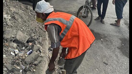 Two lakh fine and show cause notice to contractor for negligence on Sion-Panvel highway