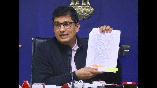 Delhi health minister Saurabh Bharadwaj earlier alleged that chief secretary Naresh Kumar failed to submit the action-taken report within the stipulated time. (HT Photo)