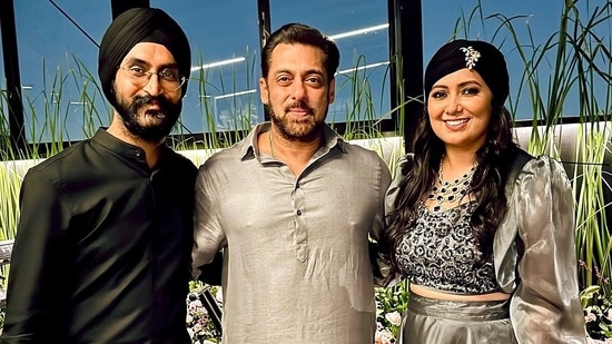 Harshdeep Kaur and husband Mankeet Singh pose with Salman Khan at Arbaaz Khan's wedding. Salman danced to his own songs at the wedding, a video of which also went viral the next day.&nbsp;