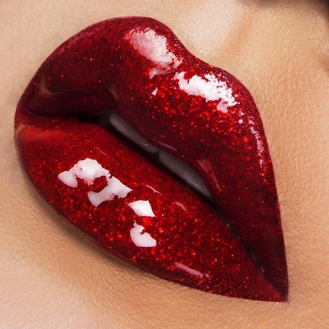Glimmering lips infuses your pout with a touch of enchanting sparkle and seasonal allure.(Pinterest)