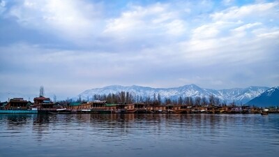 Srinagar, Jammu and Kashmir: Srinagar is a contemporary water world, dominated by the Jhelum River, the tree-lined Nagin Lake and Dal Lake with its winding canals. Embrace your sea legs and take a daytime or sunset cruise on one of the wooden boats known as shikaras to really immerse yourself in the local way of life. On land, explore the terraced hillsides of the 400-year-old Mughal Gardens and shop for locally made items such as embroidered shawls and hand-woven silks designed by Emperor Jehangir for his wife. (Pixabay)
