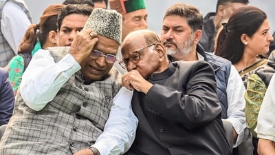 Congress president  Mallikarjun Kharge and Sharad Pawar (Hindustan Times)