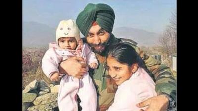 Lieutenant Colonel Karanbir Singh Natt with his daughters before tragedy struck in 2015. (HT file photo) Lieutenant Colonel Karanbir Singh Natt with his daughters before tragedy struck in 2015. (HT file photo)