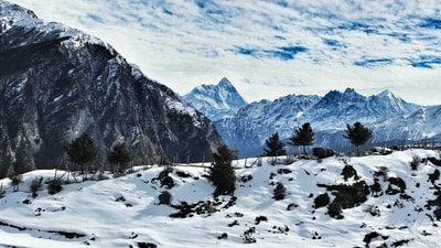 Auli, Uttarakhand: Auli's natural beauty is abundant, with old oaks, pine trees, and apple orchards all over the place. In addition to skiing, you may take a variety of excursions across the Garhwal Himalayan ranges and take in the breathtaking vistas of the snow-covered peaks. Auli's glistening slopes and pristine surroundings make it a well-liked skiing resort in India. Nestled amidst the Himalayan range, Auli is a well-known hill town featuring multiple ski resorts, surrounded by apple orchards, oaks, and deodars. The Nanda Devi, Mana Parvat, and Kamat Kamet mountain ranges are situated there, 2800 meters above sea level. (Unsplash)