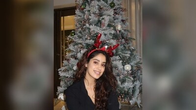 For her minimalist make-up look, she went for nude eyeshadow, mascaraed lashes, darkened brows, contoured cheeks, glowing highlighter and a shade of nude lipstick. (Instagram/@janhvikapoor)