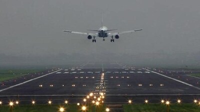 Dense fog continues to engulf Delhi, airport alerts on flight delays (Vijayanand Gupta/ HT Photo) Dense fog continues to engulf Delhi, airport alerts on flight delays (Vijayanand Gupta/ HT Photo)