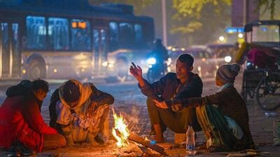 A group of people huddle around a bonfire on cold and foggy Wednesday evening near a homeless shelter in Nizamuddin. (Raj K Raj/HT Photo) A group of people huddle around a bonfire on cold and foggy Wednesday evening near a homeless shelter in Nizamuddin. (Raj K Raj/HT Photo)