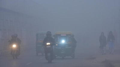 A thick sheet f fog engulfed the northern plains yet again on Wednesday. (HT Photo) (HT_PRINT) A thick sheet f fog engulfed the northern plains yet again on Wednesday. (HT Photo) (HT_PRINT)