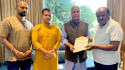 Former Karnataka Chief Minister and Janata Dal (Secular) (JD-S) leader HD Kumaraswamy accepts the invitation to participate in Ayodhya's Ram Temple's 'Pran Pratishtha' ceremony in Bengaluru on Tuesday. (ANI Photo) (Arunkumar Rao) Former Karnataka Chief Minister and Janata Dal (Secular) (JD-S) leader HD Kumaraswamy accepts the invitation to participate in Ayodhya's Ram Temple's 'Pran Pratishtha' ceremony in Bengaluru on Tuesday. (ANI Photo) (Arunkumar Rao)