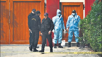 An NSG forensic team at the spot where the blast was heard near the Israeli embassy on Wednesday. (Vipin Kumar/HT photo)