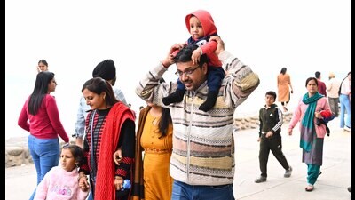 As per the IMD, residents can expect clear skies and dry weather in the upcoming days. On Wednesday, the minimum temperature slightly increased to 8.2°C from Tuesday’s 8°C, one degrees below normal under clear skies. (HT File)