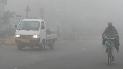 Commuters encountered dense fog in Bathinda on Wednesday morning. (Sanjeev Kumar/HT) Commuters encountered dense fog in Bathinda on Wednesday morning. (Sanjeev Kumar/HT)