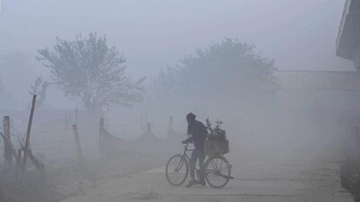 Fog envelops Yamuna Bank in Delhi on Tuesday morning. (Raj K Raj/HT Photo) Fog envelops Yamuna Bank in Delhi on Tuesday morning. (Raj K Raj/HT Photo)