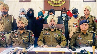 Joint commissioner of police Jaskiranjit Singh Teja (centre) with other officials and the accused during a press conference in Ludhiana on Wednesday (HT Photo) Joint commissioner of police Jaskiranjit Singh Teja (centre) with other officials and the accused during a press conference in Ludhiana on Wednesday (HT Photo)