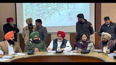 Punjab cabinet minister Chetan Singh Jauramajra during the meeting with Ludhiana Canal Circle at Bachat Bhawan on Wednesday. (HT Photo)