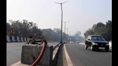 Residents and commuters in the area have also flagged the safety issues caused by the malfunctioning lights. (Manish/HT) Residents and commuters in the area have also flagged the safety issues caused by the malfunctioning lights. (Manish/HT)