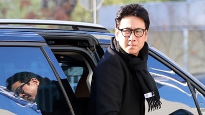 This picture taken on December 23, 2023 shows South Korean actor Lee Sun-kyun arriving at a police station in Incheon for his police questioning over his alleged use of marijuana and other psychoactive drugs. (Photo by Yonhap / YONHAP / AFP) / - South Korea OUT / NO ARCHIVES - RESTRICTED TO SUBSCRIPTION USE (AFP) This picture taken on December 23, 2023 shows South Korean actor Lee Sun-kyun arriving at a police station in Incheon for his police questioning over his alleged use of marijuana and other psychoactive drugs. (Photo by Yonhap / YONHAP / AFP) / - South Korea OUT / NO ARCHIVES - RESTRICTED TO SUBSCRIPTION USE (AFP)