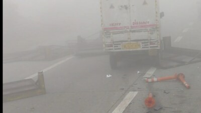 The pile-up happened due to dense fog (HT PHOTO)