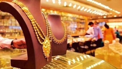 The gold and silver prices in Delhi remain unchanged today. The gold and silver prices in Delhi remain unchanged today.