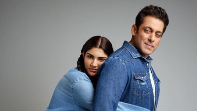 Salman Khan celebrates his 58th birthday on Wednesday and we have got his best pictures with his family for you. Here he is posing with his neice Alizeh Agnihotri. Salman Khan celebrates his 58th birthday on Wednesday and we have got his best pictures with his family for you. Here he is posing with his neice Alizeh Agnihotri.