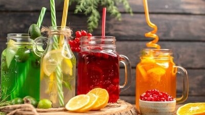 3. Bubbling Bliss: Festive and Lighter Drinks - Don't let sugary sodas and heavy cocktails weigh you down during the festivities. Opt for a lighter alternative that still brings the bubbly bliss to your celebrations. Infuse sparkling water with slices of citrus fruits, a handful of mint leaves, or a splash of cranberry juice for a refreshing twist. It's the perfect way to toast to the season without the added guilt of excess sugar. (Freepik) 3. Bubbling Bliss: Festive and Lighter Drinks - Don't let sugary sodas and heavy cocktails weigh you down during the festivities. Opt for a lighter alternative that still brings the bubbly bliss to your celebrations. Infuse sparkling water with slices of citrus fruits, a handful of mint leaves, or a splash of cranberry juice for a refreshing twist. It's the perfect way to toast to the season without the added guilt of excess sugar. (Freepik)