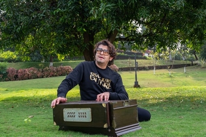 Sonu Nigam during a riyaaz session at his farmhouse (Raju Shinde/HT)