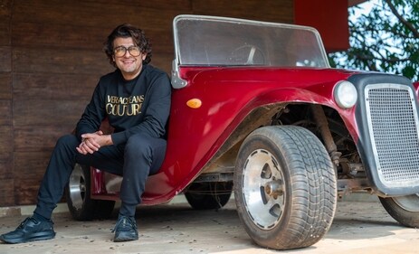 Sonu Nigam in a vintage car at the entrance of his farmhouse (Raju Shinde/HT)
