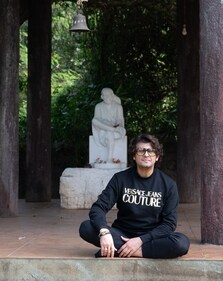 Sonu Nigam at the Sai Baba temple in his farmhouse (Raju Shinde/HT)