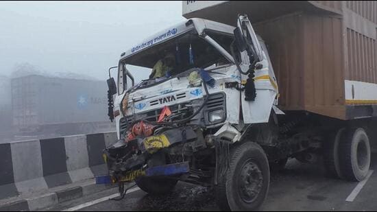 A vehicle carrying chickens met with an accident due to low visibility caused by dense fog near the Jharna Nala area on the Agra-Firozabad highway. (ANI)