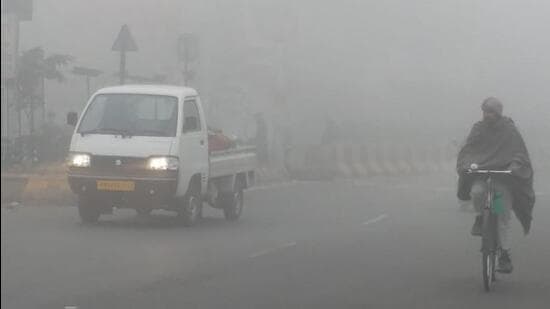 Commuters encountered dense fog in Bathinda on Wednesday morning. (Sanjeev Kumar/HT)