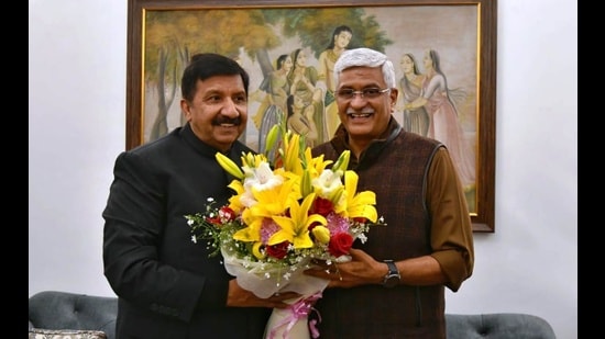 Himachal deputy chief minister Mukesh Agnihotri met Union Minister of Jal Shakti Gajendra Singh Shekhawat along with the team of Jal Shakti Vibhag officers today at his residence in New Delhi. (HT Photo)