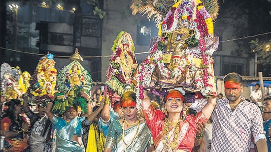 Mumbai, India - Dec. 26, 2023: The biggest celebration in the transgender community, The widowhood is performed in an elaborate bangle-braking ceremony at Worli in Mumbai, India, on Tuesday, December 26, 2023. (Photo by Satish Bate/ Hindustan Times) (Hindustan Times)