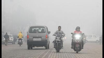 A thick blanket of fog enveloped Lucknow on Wednesday. (Deepak Gupta/HT Photo) A thick blanket of fog enveloped Lucknow on Wednesday. (Deepak Gupta/HT Photo)