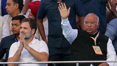 Congress president Mallikarjun Kharge and party leader Rahul Gandhi greet the crowd during the party's ‘Hain Taiyaar Hum’ rally. (ANI) Congress president Mallikarjun Kharge and party leader Rahul Gandhi greet the crowd during the party's ‘Hain Taiyaar Hum’ rally. (ANI)