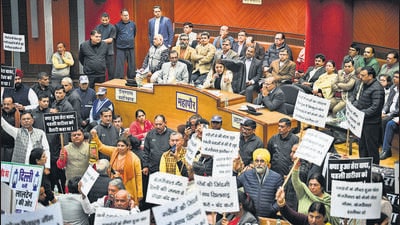 BJP councillors protest during the MCD session on Thursday. (Sanchit Khanna/HT Photo) BJP councillors protest during the MCD session on Thursday. (Sanchit Khanna/HT Photo)