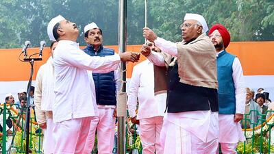 Congress president Mallikarjun Kharge unfurling the party flag. (ANI)