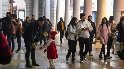 People enjoying Evening at Connaught Place area in New Delhi. (Hindustan Times) People enjoying Evening at Connaught Place area in New Delhi. (Hindustan Times)