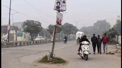 Haphazard poles a risk for city commuters during fog in Ludhiana (HT Photo) Haphazard poles a risk for city commuters during fog in Ludhiana (HT Photo)
