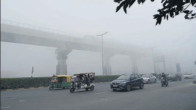 Motorists in Gurugram on a cold and foggy Thursday morning. (Parveen Kumar/HT Photo)