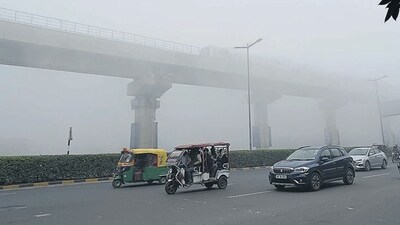 Motorists in Gurugram on a cold and foggy Thursday morning. (Parveen Kumar/HT Photo) Motorists in Gurugram on a cold and foggy Thursday morning. (Parveen Kumar/HT Photo)