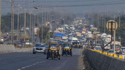 Mumbai, India - Dec. 28, 2023: Footpaths are not in the good conations between Mankhur and Vashi stretch at Sion Panvel Road in Mumbai, India, on Thursday, December 28, 2023. (Photo by Satish Bate/ Hindustan Times) (Hindustan Times) Mumbai, India - Dec. 28, 2023: Footpaths are not in the good conations between Mankhur and Vashi stretch at Sion Panvel Road in Mumbai, India, on Thursday, December 28, 2023. (Photo by Satish Bate/ Hindustan Times) (Hindustan Times)