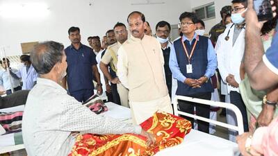 Odisha governor Raghubar Das interacting with the patients at the District Headquarter Hospital in Jharsuguda district on Wednesday. (Image posted on X by Raghubar Das) Odisha governor Raghubar Das interacting with the patients at the District Headquarter Hospital in Jharsuguda district on Wednesday. (Image posted on X by Raghubar Das)