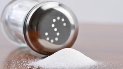 2. Unrefined organic salt contains minimised residues when compared to regular salt. Organic salt not only enhances flavour but also ensure a more wholesome seasoning, providing essential minerals that are stripped away in regular salts due to heavy processing. (Shutterstock) 2. Unrefined organic salt contains minimised residues when compared to regular salt. Organic salt not only enhances flavour but also ensure a more wholesome seasoning, providing essential minerals that are stripped away in regular salts due to heavy processing. (Shutterstock)