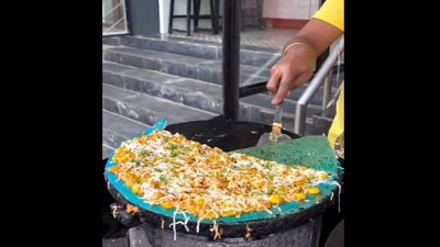 ‘Blue ocean dosa’ being prepared in Raipur. (X/@Shashi Iyengar ) ‘Blue ocean dosa’ being prepared in Raipur. (X/@Shashi Iyengar )