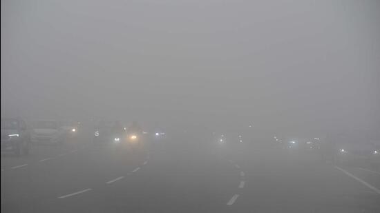 Early morning commuters at Khandsa road in Gurugram. (Parveen Kumar/ HT Photo)