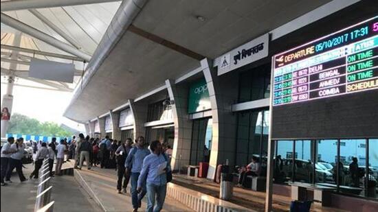 With flights between Delhi and Pune delayed, diverted or cancelled, a large number of passengers were left stranded at Pune airport without any information. (HT PHOTO)