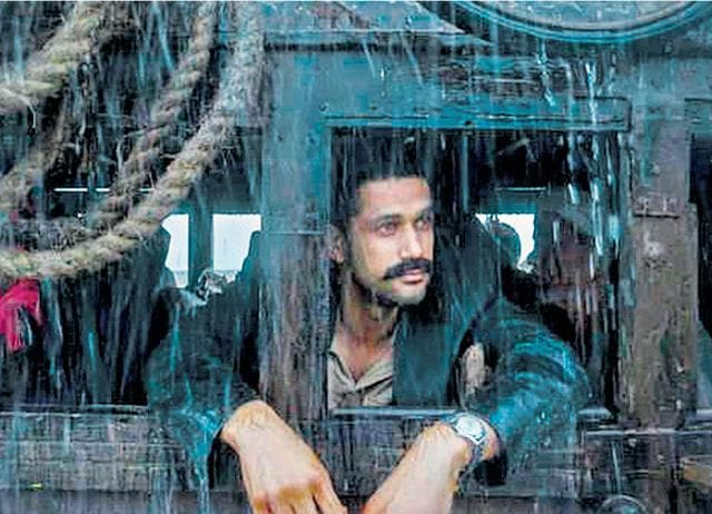 Tumbbad (2018) deliberately uses blue-grey tones. The scenes have hardly any sunlight, so that viewers never have a clear idea of whether it is day or night. Tumbbad (2018) deliberately uses blue-grey tones. The scenes have hardly any sunlight, so that viewers never have a clear idea of whether it is day or night.