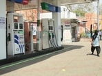 Petrol and diesel rates may be cut soon by the Centre. (HT)